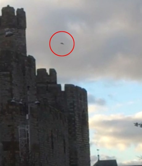 Vật thể bay không xác định 'lượn lờ' trên lâu đài cổ gây xôn xao