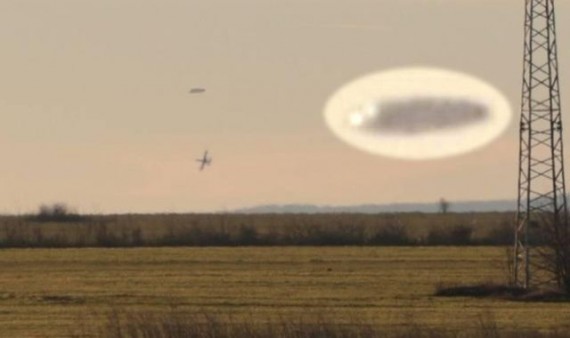 Hai chiến đấu cơ truy đuổi theo vật thể lạ nghi UFO 