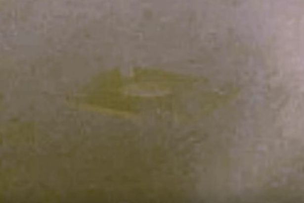 Vật thể lạ nghi là UFO hình kim cương đen