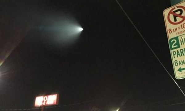 Vật thể lạ phát sáng bí ẩn mà sau đó được xác định là một tên lửa tại California. Ảnh: Twitter