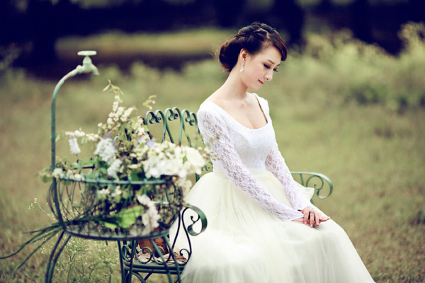 Chọn váy cho cô dâu có chất liệu ren vừa tạo đường nét trên cơ thể lại mang lại cảm giác thoải mái khi mặc