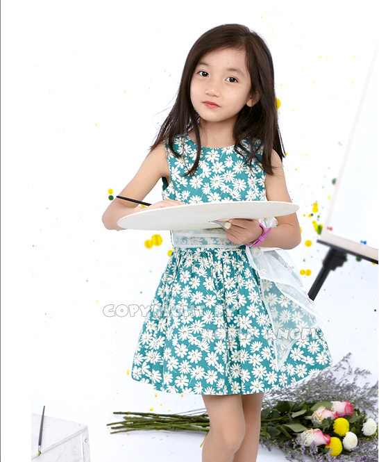 Duyên dáng với mẫu váy liền họa tiết hoa văn đơn giản dành cho bé