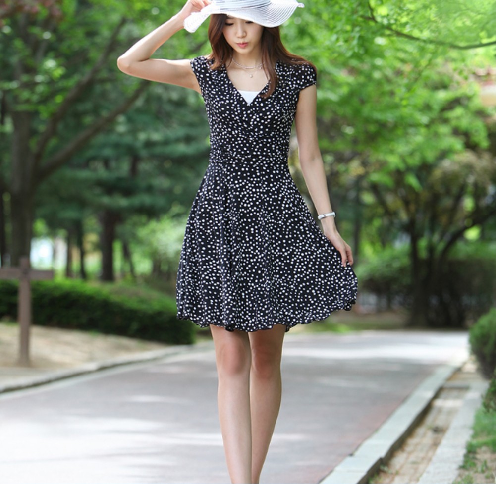 Váy liền thân là sự lựa chọn khá thông minh cho các bạn gái trong tiết trời ngày hè
