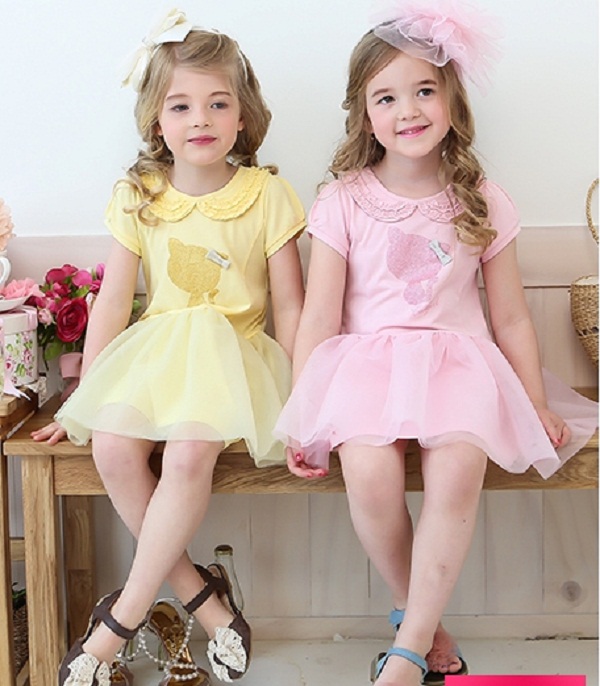 Các bé gái trông như những nàng công chúa nhỏ với váy voan liền thân 