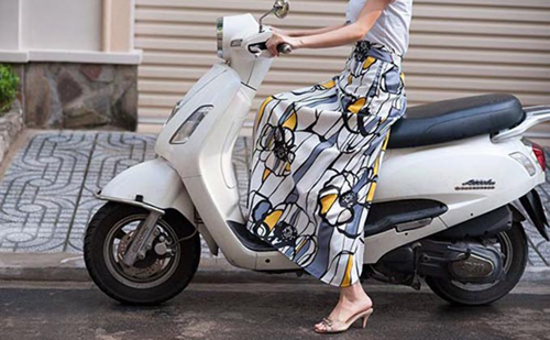 Váy dùng chống nắng nhưng lại rất nguy hiểm khi đi xe máy