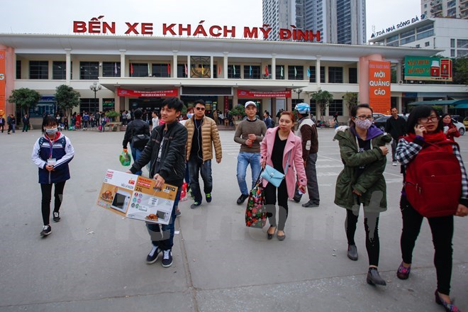 Ngày 5/2/2016, hàng vạn người dân ngoại tỉnh sinh sống, học tập và làm việc tại Thủ đô Hà Nội đã nườm nượp đổ về các bến xe, nhà ga lên đường về quê, bắt đầu kỳ nghỉ Tết kéo dài 9 ngày. Ảnh: VietnamPlus
