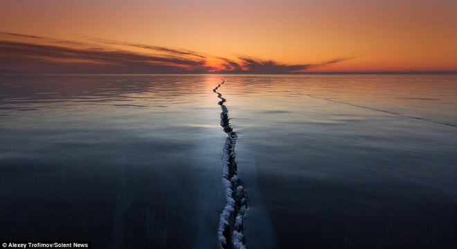 Nhiếp ảnh gia Aleey Trofimov đã may mắn ghi lại được hình ảnh mặt hồ Bakail tuyệt đẹp này