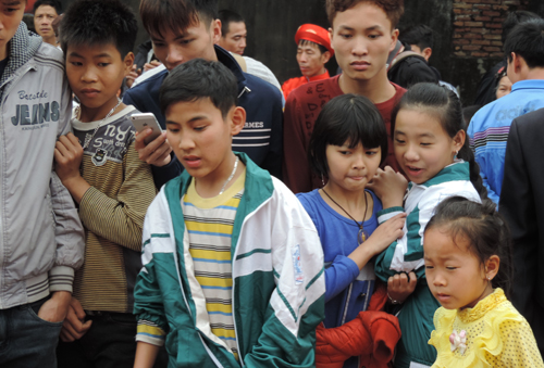 Nét mặt sợ hãi của các em nhỏ khi chứng kiến lễ hội chém lợn ở Bắc Ninh