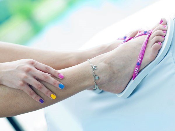 Viêm da, mụn rộp, 'ngón chân búa' là những chứng bệnh chân có thể gặp phải khi đi dép xỏ ngón