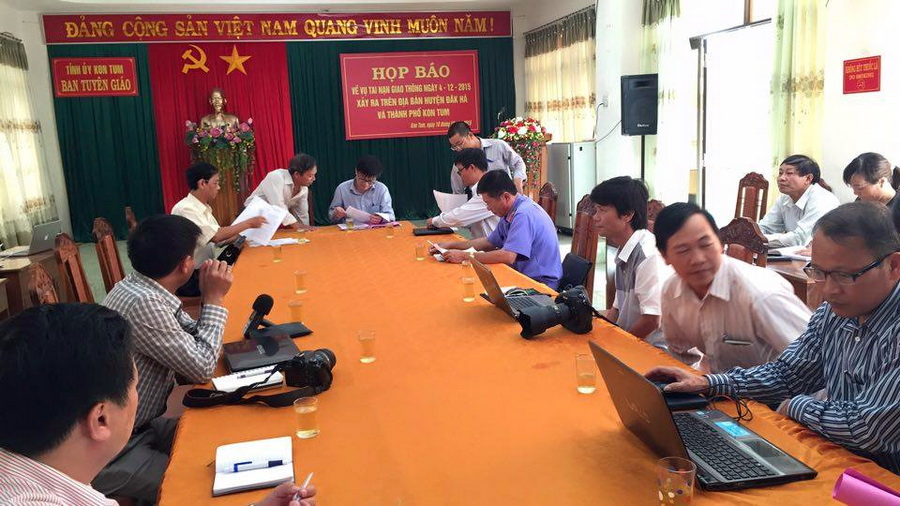 Quang cảnh buổi họp báo vụ Viện trưởng VKS huyện Tu Mơ Rông (Kon Tum) gây tai nạn giao thông liên hoàn
