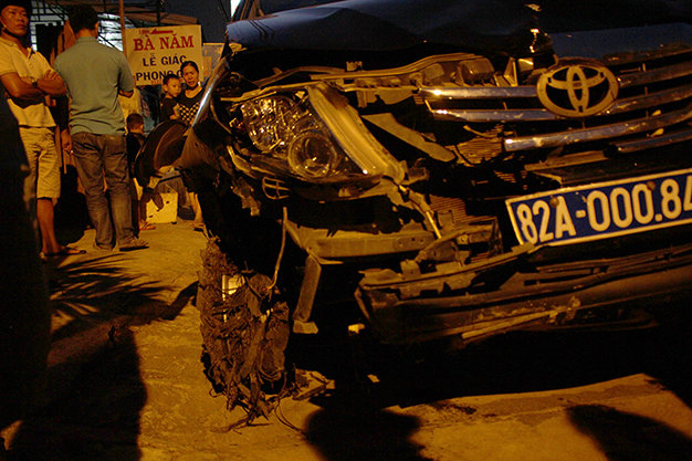 Chiếc xe công vụ bị hư hại phần đầu sau 4 vụ tai nạn giao thông liên tiếp