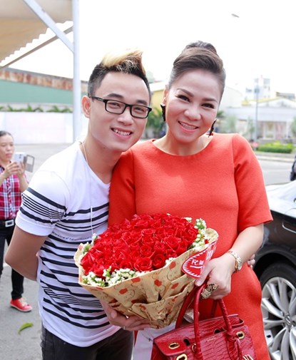 Bà bầu Thu Minh rạng rỡ đi chấm thi Việt Nam Idol 