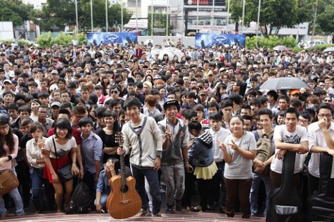 Nhiều người trẻ đam mê ca hát đang tìm kiếm  cơ hội tỏa sáng qua các cuộc thi như Việt Nam Idol 2015