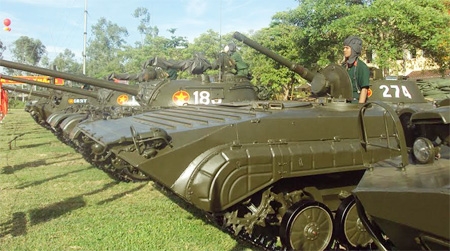 Đội hình xe tăng T54B và xe chiến đấu bộ binh BMP-1 của lữ đoàn 201 