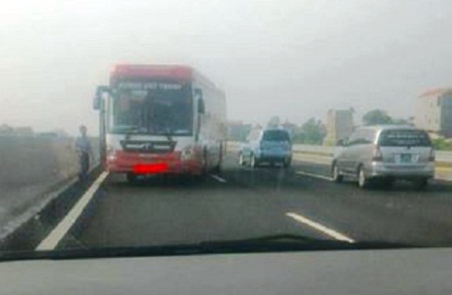 Xe khách kumho Việt Thanh đi ngược chiều trên cao tốc