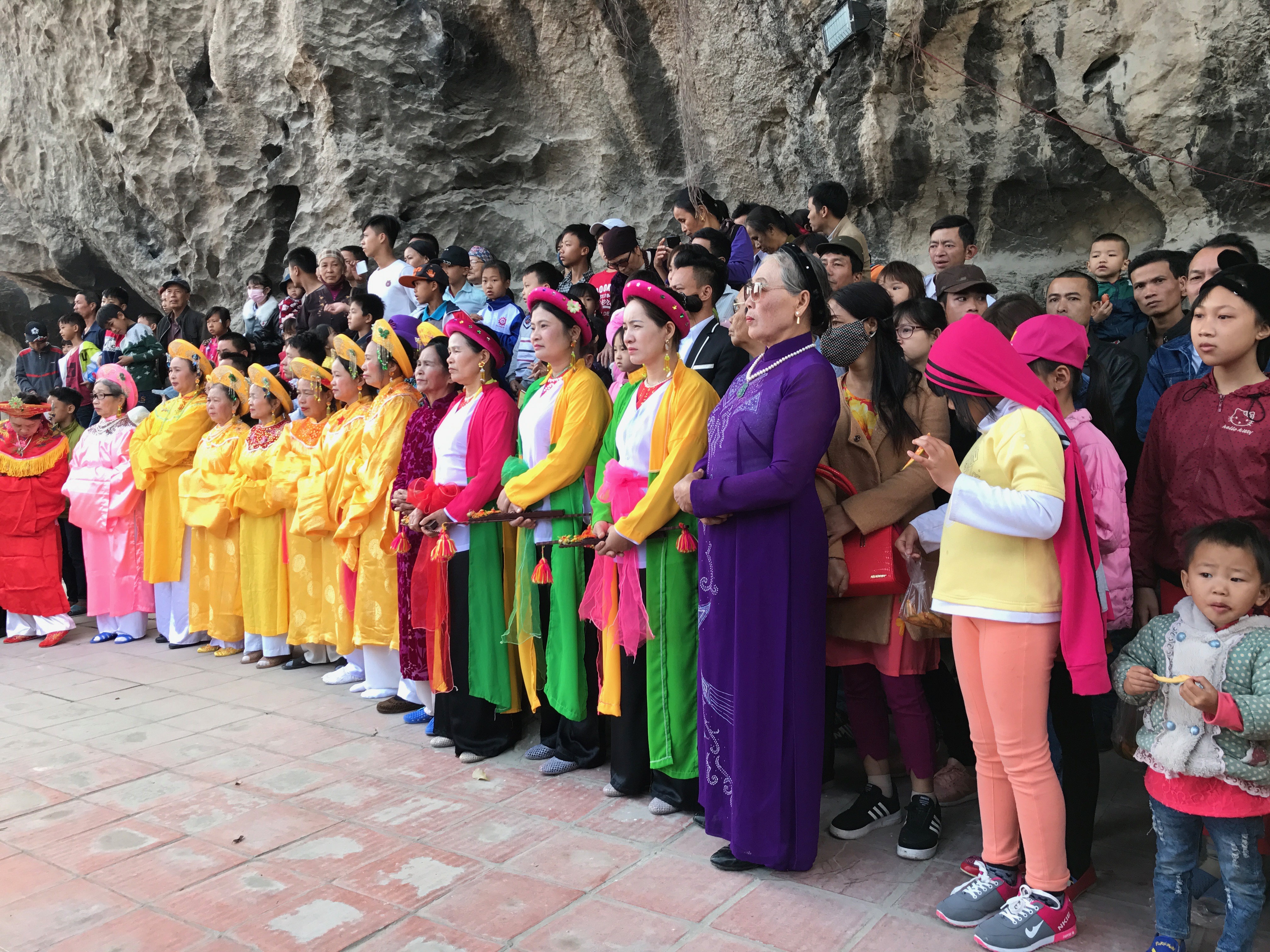 khai hội chùa hang son