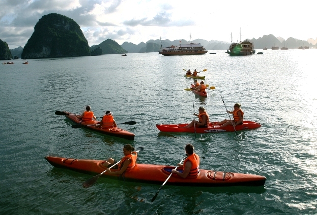 Dịch vụ chèo kayak trên vịnh Hạ Long 