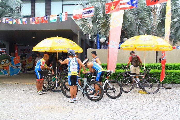 Tuần lễ sự kiện Ironman 70.3 Việt Nam đang tưng bừng diễn ra tại thành phố biển Đà Nẵng. Có thể nói rằng sự kiện Ironman 70.3 Việt Nam là cuộc thi thể thao thu hút đông người nước ngoài nhất tại Việt Nam.   Theo cập nhật mới nhất từ Ban tổ chức, đến 17h00 ngày 5/5 đã có gần 1500 vận động viên động viên ở 59 quốc gia đăng ký thi đấu. Các vận động viên đã tập trung gần như đầy đủ tại thành phố Đà Nẵng để làm quen với thời tiết và đường đua.