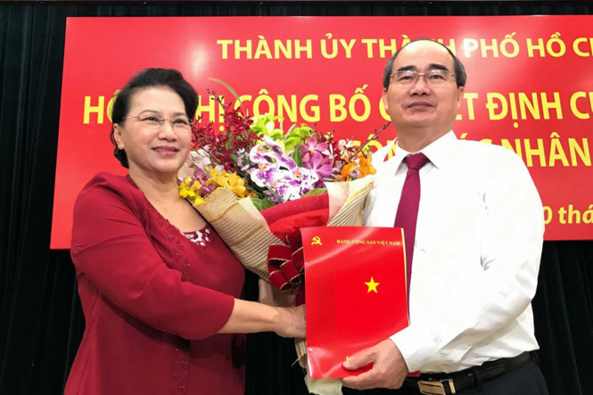Chủ tịch Quốc hội Nguyễn Thị Kim Ngân trao quyết định cho ông Nguyễn Thiện Nhân. Ảnh: Thanh niên