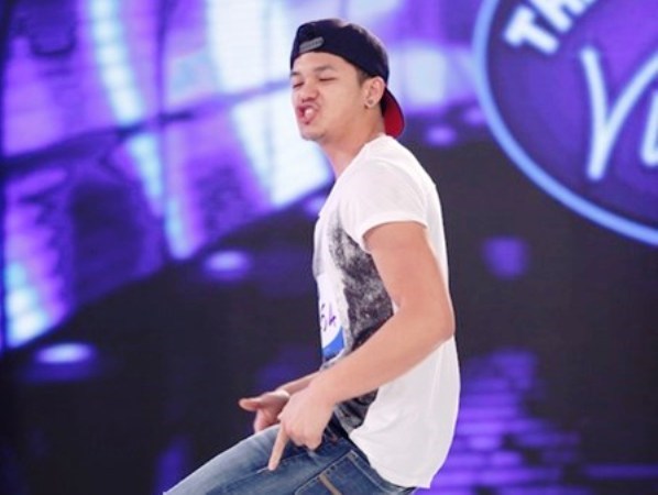 Thí sinh Việt Kiều Nguyễn Trọng Hiếu Anh chàng kết hợp khoe vũ đạo thay vì chỉ chú trọng giọng hát trên sân khấu Việt Nam Idol 2015