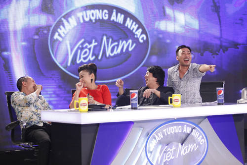 Giám khảo Việt Nam idol 2015 cười ngặt nghẽo trước các phần trình diễn 'thảm họa'