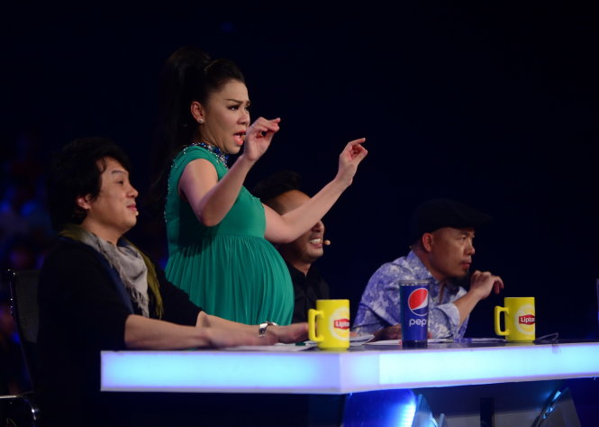 Bà bầu Thu Minh vô cùng phấn khích khi ngồi ghế giám khảo Vietnam Idol 2015