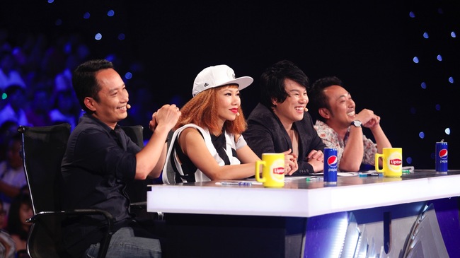 BGK Gala 2 Vietnam Idol 2015 vui vẻ thưởng thức màn trình diễn của các thí sinh