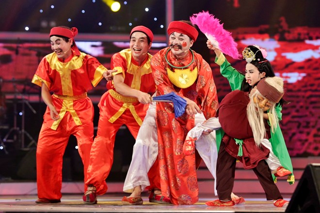 Đức Vĩnh hóa thân xuất thần vào vở tuồng Ông già cõng vợ trẻ đi xem hội trong Vietnam's Got Talent 2015