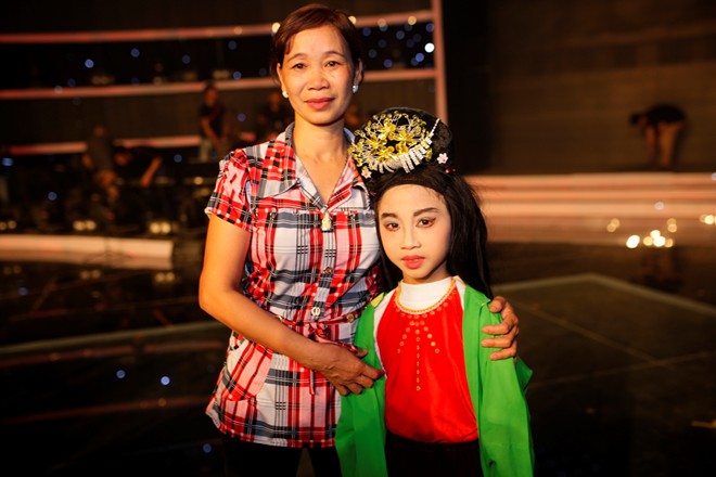 Mẹ của quán quân Vietnam's Got Talent 2015 chia sẻ chị không muốn cho con trai xa mẹ sớm 