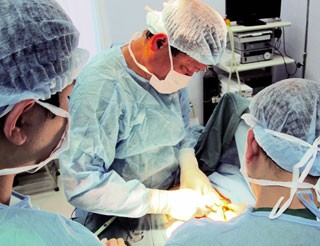 Bác sĩ bệnh viện Xanh Pôn đang thực hiện một ca nâng ngực - Ảnh Liên Châu