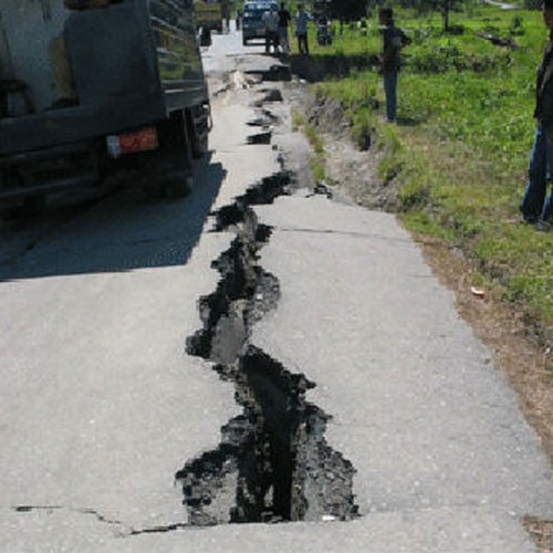 Vết nứt trên đường phố tỉnh Aceh do trận động đất gây ra.