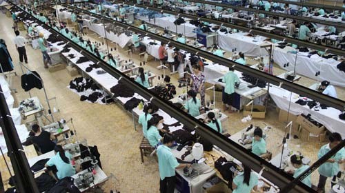 Doanh nghiệp may mặc TT (huyện Hóc Môn) thời điểm thịnh vượng có trên 320 công nhân trực tiếp sản xuất (ảnh chụp ngày 18-4-2011) - Ảnh: Đ.D.