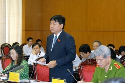 Bộ trưởng Bộ Giao thông vận tải Đinh La Thăng trả lời các câu hỏi của các đại biểu - Ảnh: <em>Tuổi Trẻ</em>