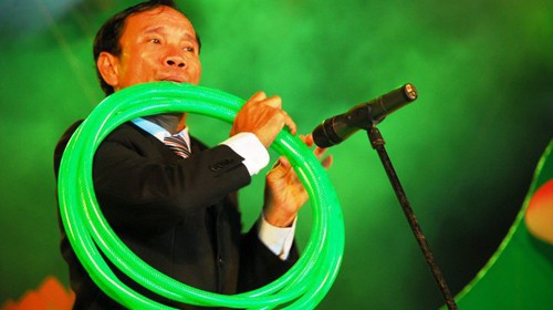 Nghệ sĩ Mai Đình Tới biểu diễn nhạc cụ tự chế bằng ống nước trên sân khấu - Ảnh: Internet