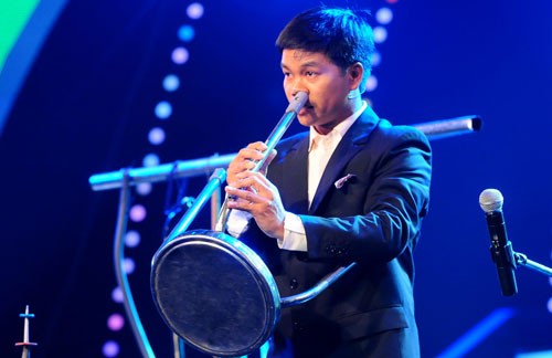 Ngoài cây sáo bằng ống nước, thí sinh Kiều Văn Thanh còn biểu diễn với các nhạc cụ tự chế khác tại chương trình Tìm kiếm tài năng - Ảnh: T.T.D.