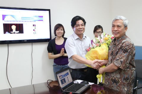 Tổng Cục trưởng tặng hoa và chúc mừng Tổng Biên tập Trần Văn Dư và Chất lượng Việt Nam Online