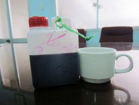 Tinh chất cà phê được chiết sang chai nhỏ được PV mua về.