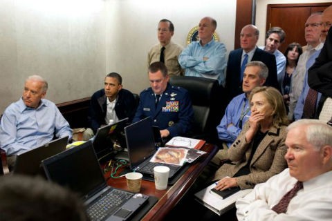 Tổng thống Obama cùng đồng sự theo dõi diễn biến của cuộc đột kích qua màn hình