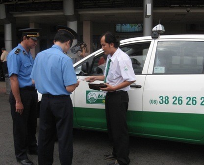 Lực lượng thanh tra giao thông kiểm tra xe taxi trên địa bàn Hà Nội