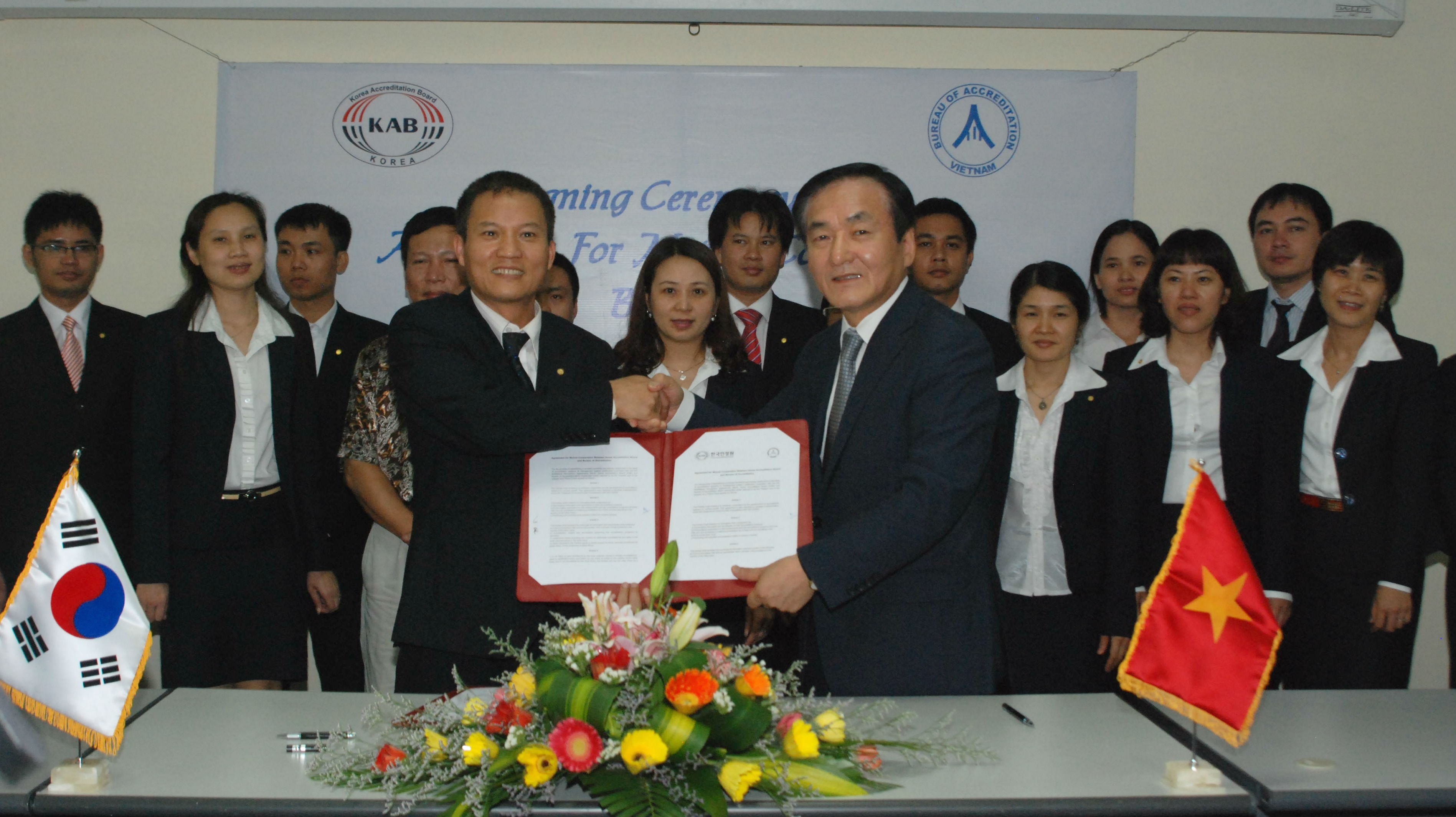 Ông Vũ Xuân Thủy- Giám đốc BoA và ông Suk- Tai- Kim, Phó chủ tịch KAB (bắt tay) trong lễ ký kết hợp tác. Ảnh: N. Nam