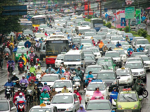 Hà Nội hiện đang thiếu rất nhiều bãi đỗ xe. Đây cũng là nguyên nhân dẫn đến tình trạng giao thông hay xảy ra ùn tắc