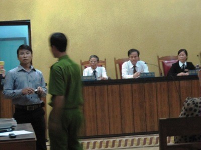 Phóng viên Nguyễn Tâm bị công an cản trở khi tác nghiệp ở phiên tòa do chủ tọa phiên tòa chỉ đạo