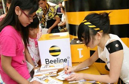 Khách hàng tìm hiểu dịch vụ của Beeline