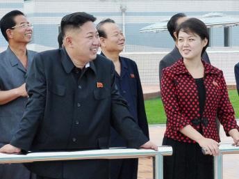 Kim Jong Un và phu nhân Ri Sol-ju dự lễ khánh thành công viên Rungna, tại Bình Nhưỡng. Ảnh công bố ngày 25/07/2012 Reuters