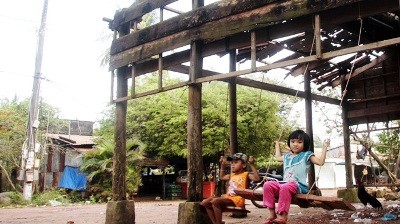 Người dân ở ấp Đường Bào (khu vực Bãi Trường, xã Dương Tơ) sống tạm bợ do khu vực này chờ giải tỏa để làm dự án - Ảnh: C.QUỐC 