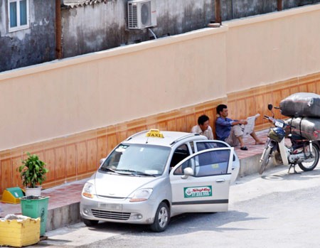 Xe taxi chờ "thịt" khách ở bến xe nước ngầm