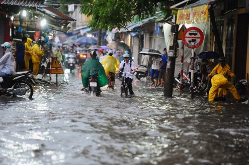 Nhiều tuyến phố Hà Nội bị chìm ngập trong nước