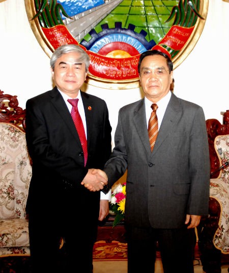 Bộ trưởng Nguyễn Quân (bên tay trái) cùng Thủ tướng Lào tại buổi tiếp kiến
