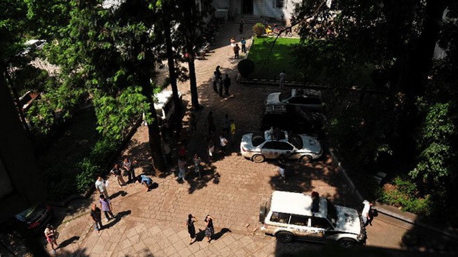 Nhân viên trong các cao ốc văn phòng ở Yiliang, tỉnh Vân Nam đổ xô chạy xuống đường khi động đất xảy ra - Ảnh: news.cn