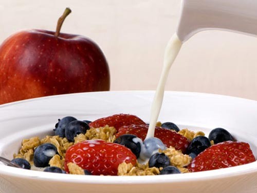 Ăn sáng chỉ ăn trái cây nên chứa ít protein và calo.
